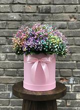 Цветочная композиция из Гипсофила и Розы в шляпной коробке в Медногорске