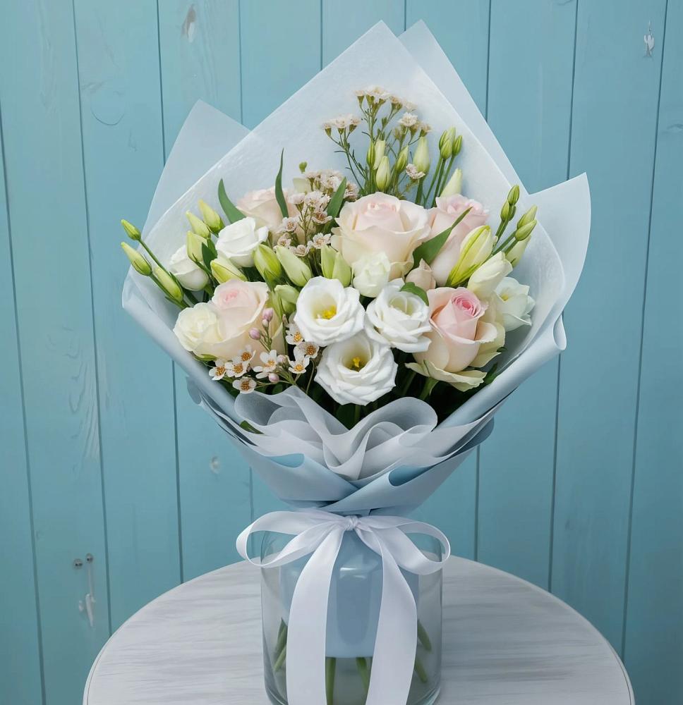 Букет цветов из: Розы и Лизиантусы в Медногорске