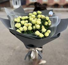 Букет Белые кустовые розы Солинеро в Медногорске