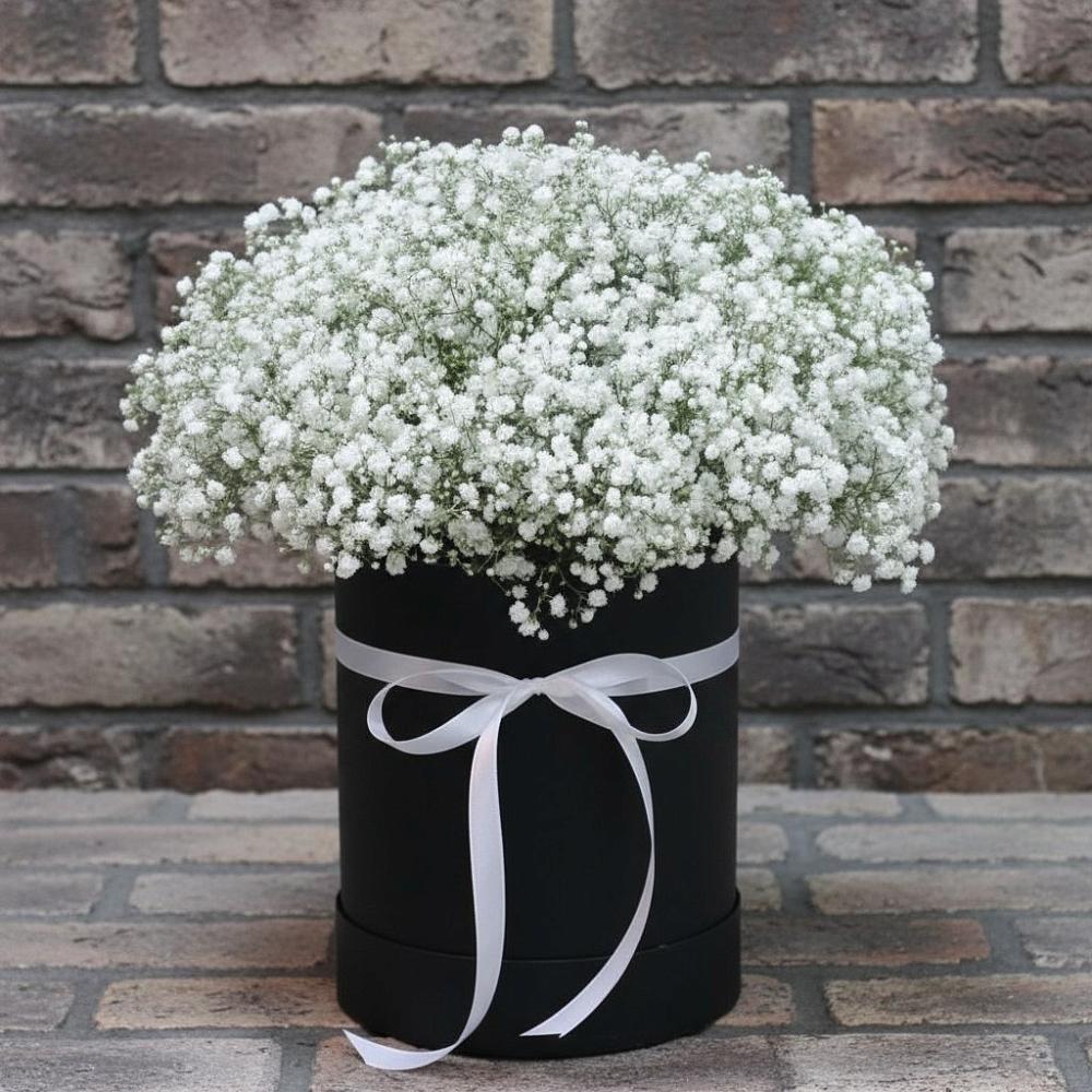 Цветочная композиция из Гипсофила в шляпной коробке в Медногорске