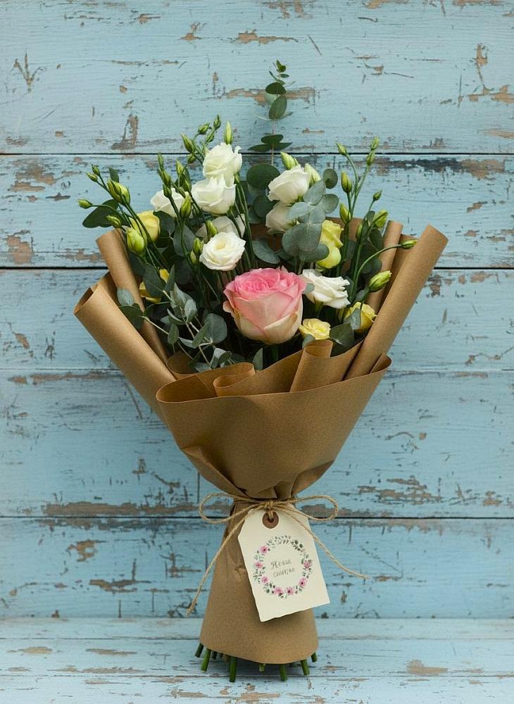 Букет цветов из: Розы и Лизиантусы в Медногорске