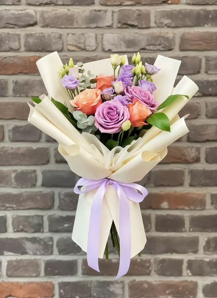 Букет цветов из: Лизиантусы и Розы в Медногорске