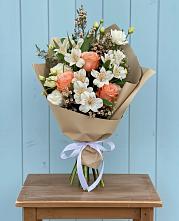 Букет цветов из:  Альстромерии, Лизиантусы, Розы и Хризантемы в Медногорске