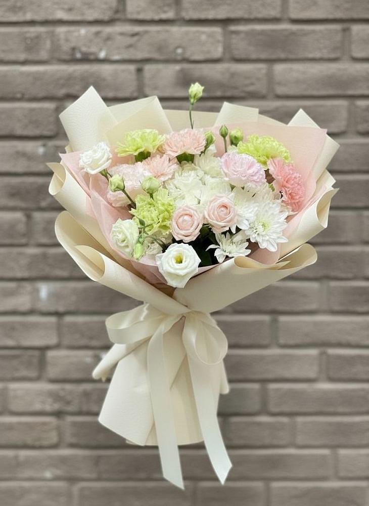 Букет цветов из: Гвоздики, Розы, Лизиантусы и Хризантемы в Медногорске