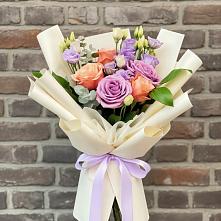 Букет цветов из:  Лизиантусы и Розы в Медногорске