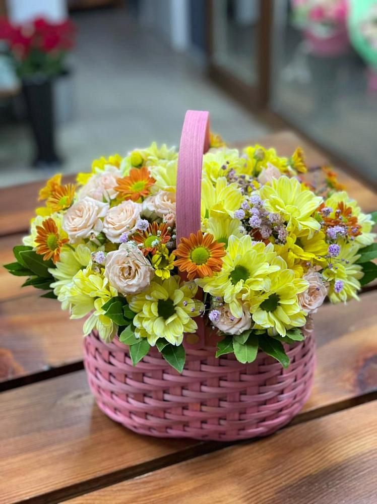 Цветочная композиция из Хризантемы и Розы в корзине в Медногорске