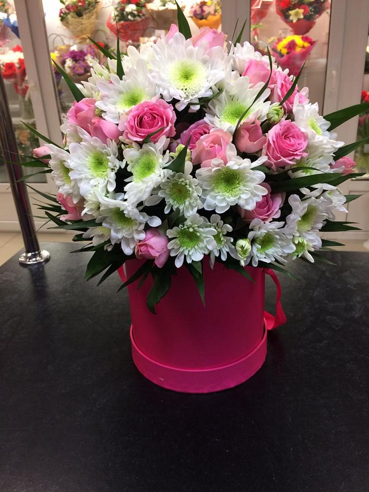 Цветочная композиция из Розы и Хризантемы в шляпной коробке в Медногорске