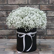 Цветочная композиция из Гипсофила в шляпной коробке в Медногорске