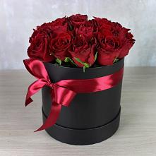 Цветочная композиция из Розы в шляпной коробке в Медногорске