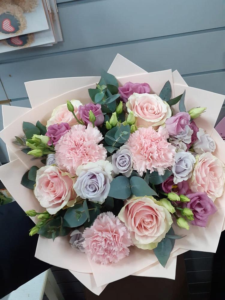 Букет цветов из: Розы, Гвоздики и Лизиантусы в Медногорске