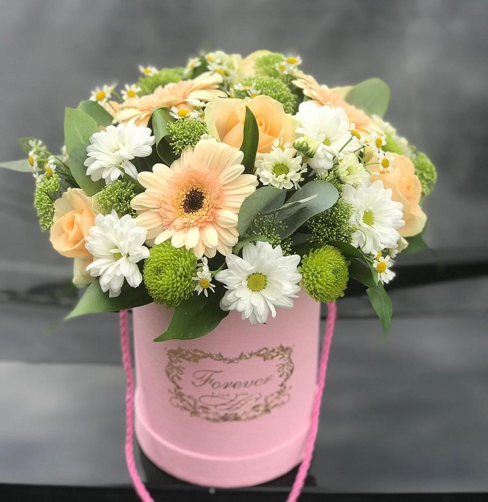 Цветочная композиция из Розы, Герберы и Хризантемы в шляпной коробке в Медногорске