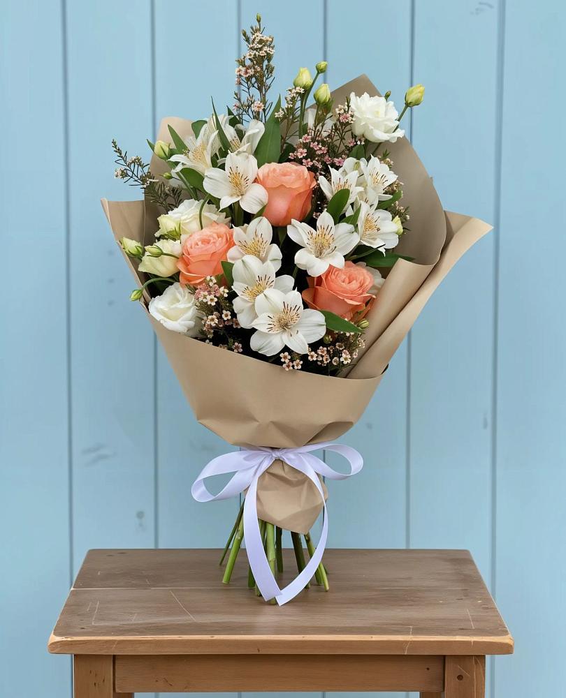 Букет цветов из: Альстромерии, Лизиантусы, Розы и Хризантемы в Медногорске